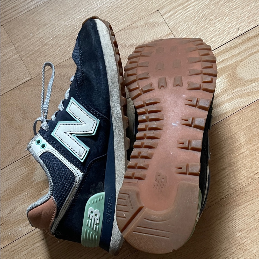 New Balance Women’s Navy and Tan Sneakers - Picture 5 of 7